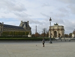 Вид от Лувра на Эйфелеву башню и Триумфальную арку на площади Карусель